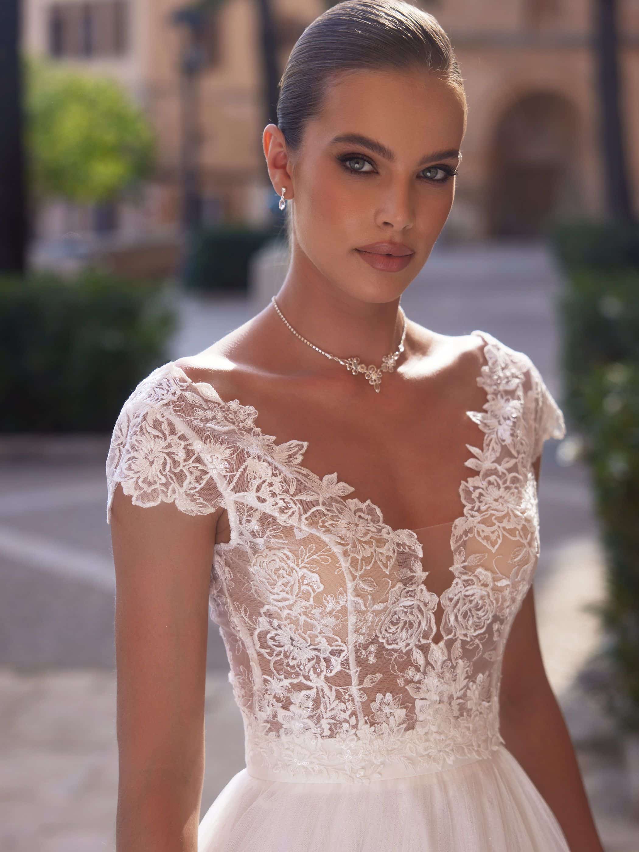 The Dress Brautmode aus Kreuzlingen bei Thurgau Julie the dress - bianco evento bridal top e454 1